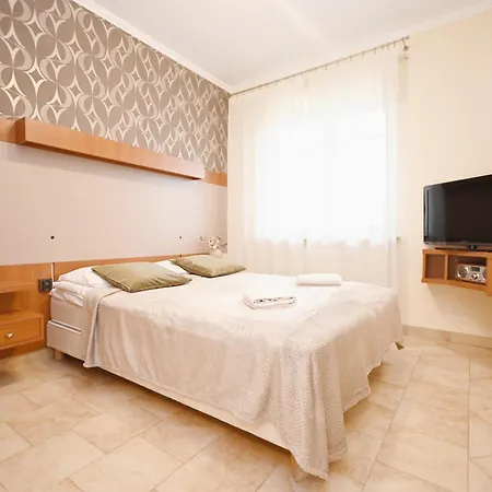 Spacious Victus With Parking And Balcony In By Renters דירה סופוט