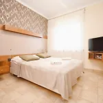 Spacious Victus With Parking And Balcony In By Renters 公寓 索波特